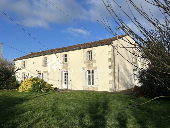Maison à vendre à La Ronde - 200 m² en campagne avec dépendances à rénover