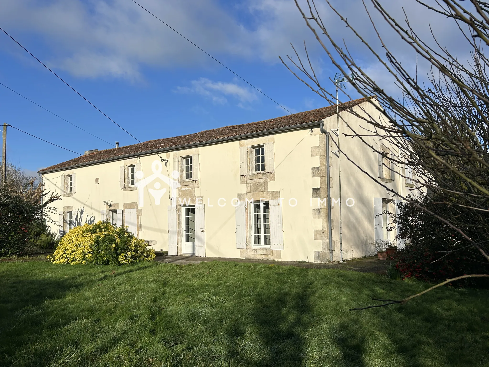 Maison à vendre à La Ronde - 200 m² en campagne avec dépendances à rénover 