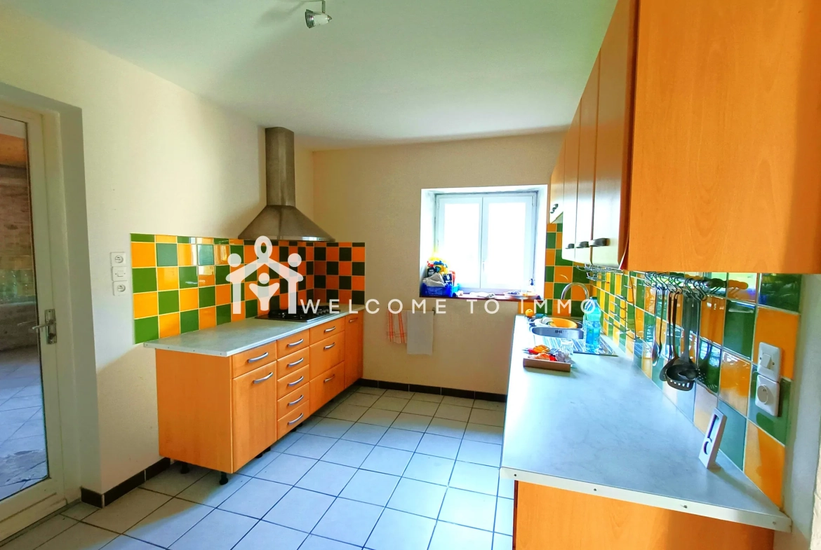Maison à vendre à La Ronde - 200 m² en campagne avec dépendances à rénover 
