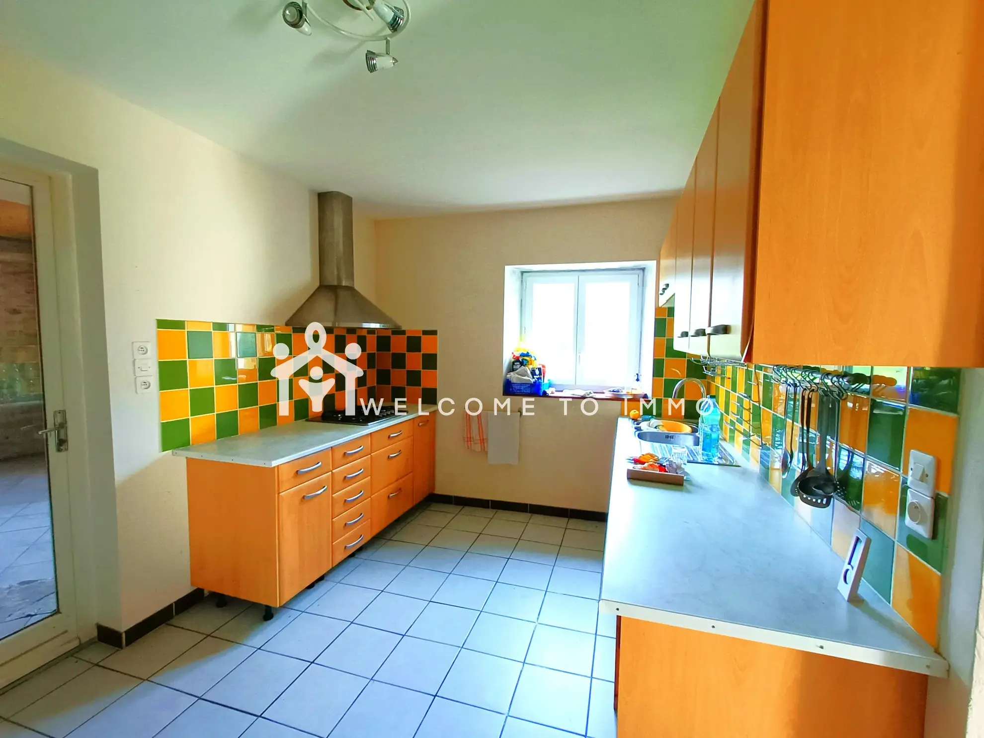 Maison à vendre à La Ronde - 200 m² en campagne avec dépendances à rénover 