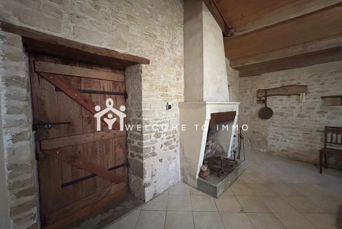 Maison à vendre à La Ronde - 200 m² en campagne avec dépendances à rénover 