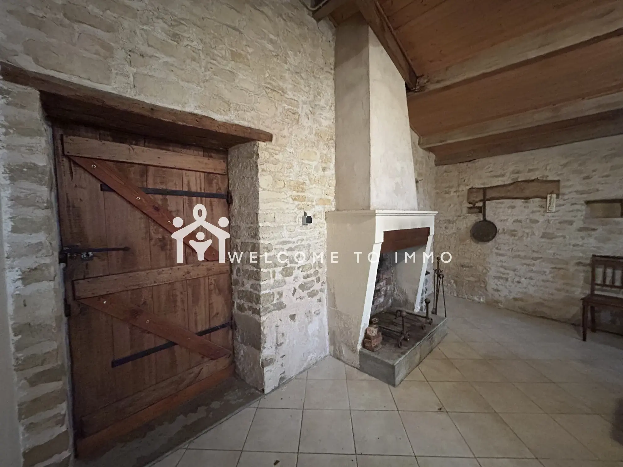 Maison à vendre à La Ronde - 200 m² en campagne avec dépendances à rénover 