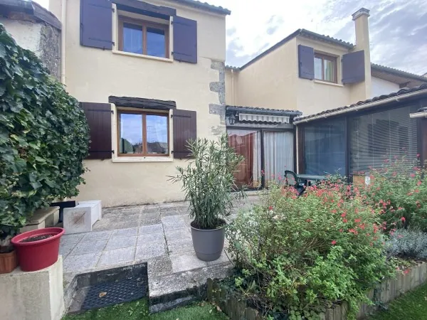 Maison de ville de 150 m² avec terrasses et garage à La Réole 