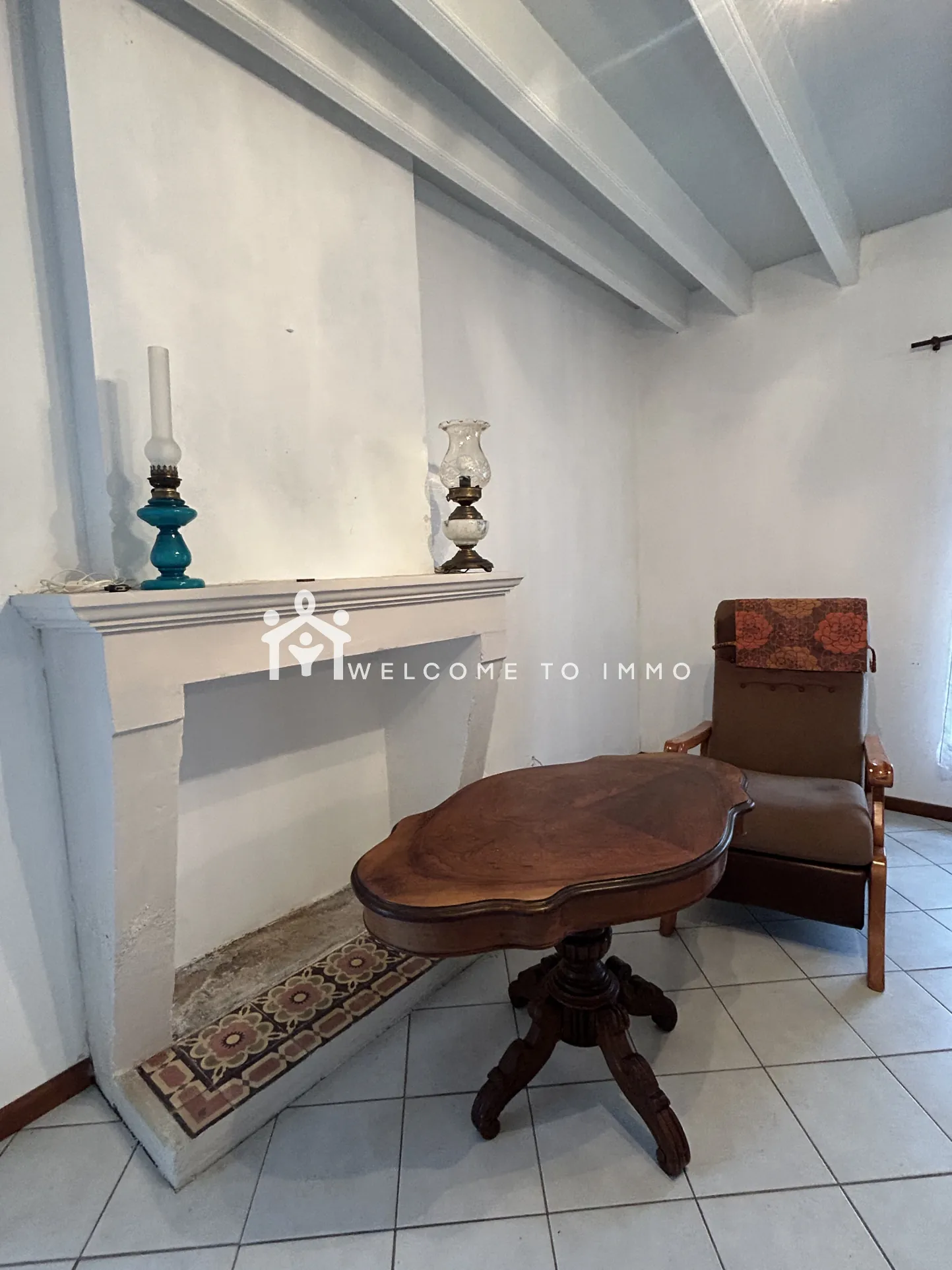 Maison à vendre à La Ronde - 200 m² en campagne avec dépendances à rénover 