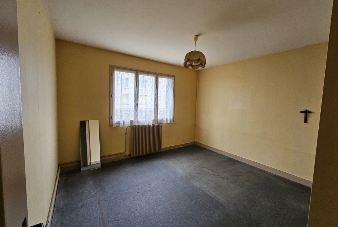 Grand appartement à rénover avec stationnement à Bourges - Quartier Aéroport 