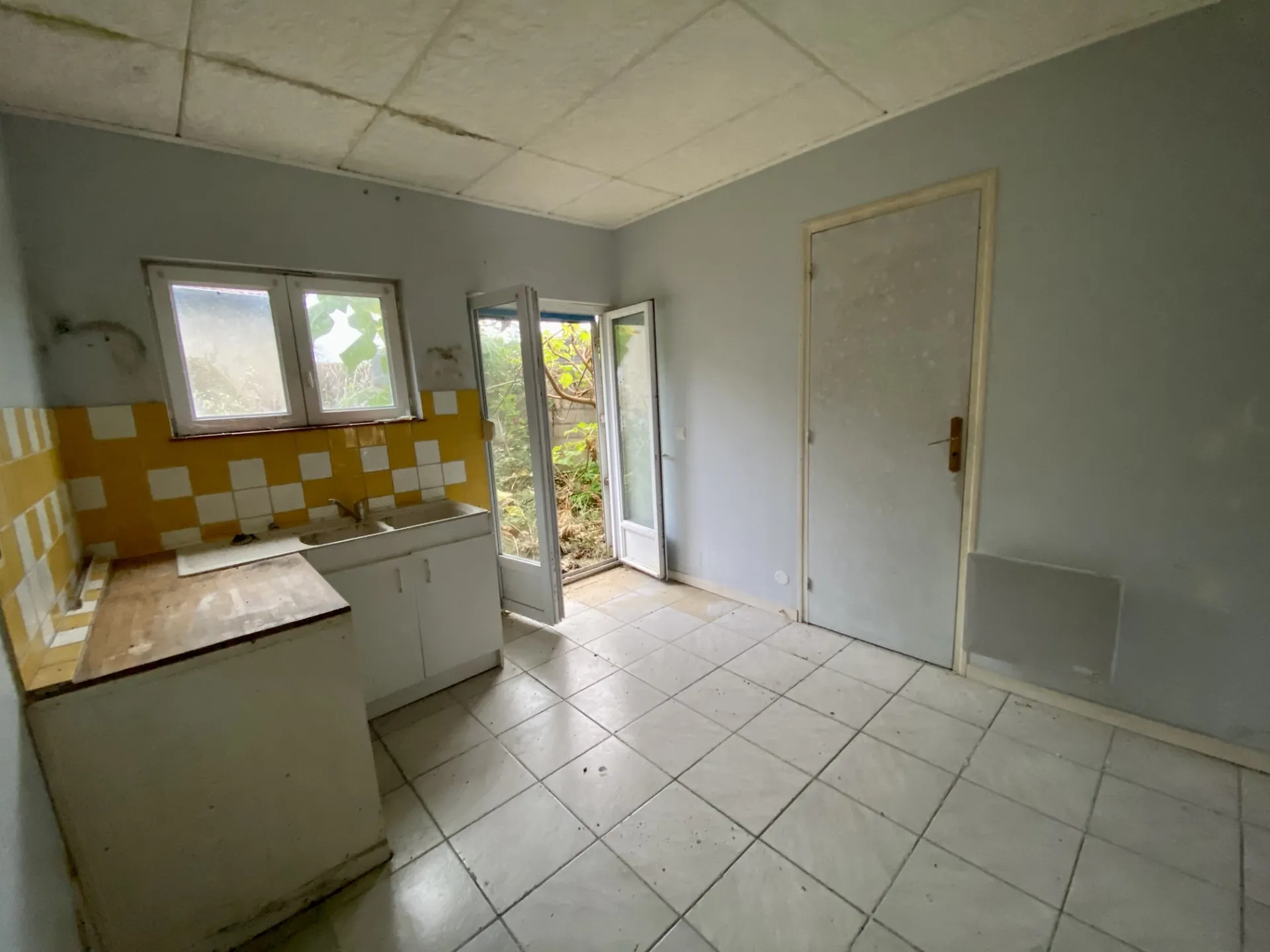 Maison ancienne mitoyenne 3 chambres à Cronat avec jardin et dépendance 