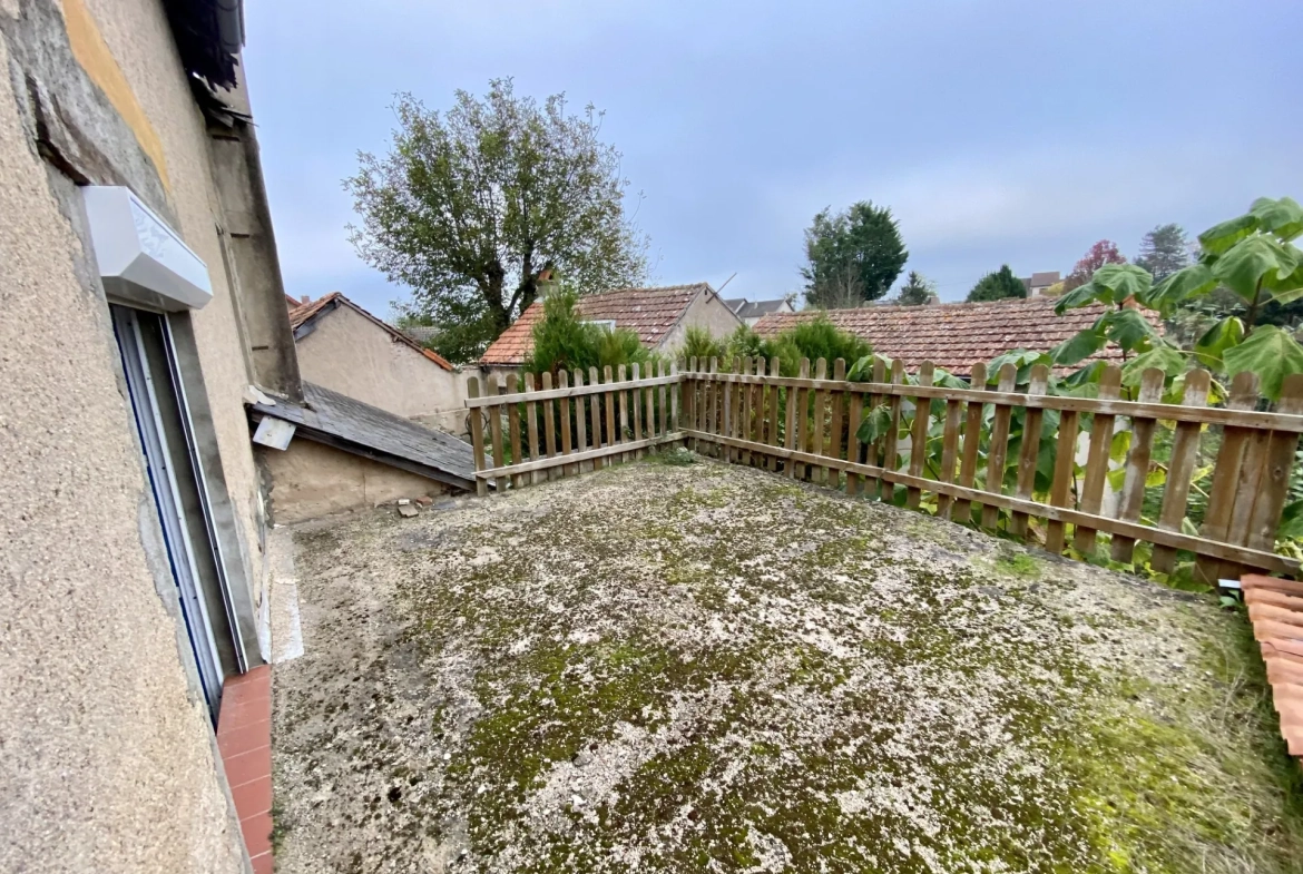 Maison ancienne mitoyenne 3 chambres à Cronat avec jardin et dépendance 