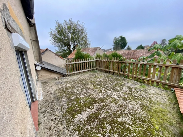 Maison ancienne mitoyenne 3 chambres à Cronat avec jardin et dépendance