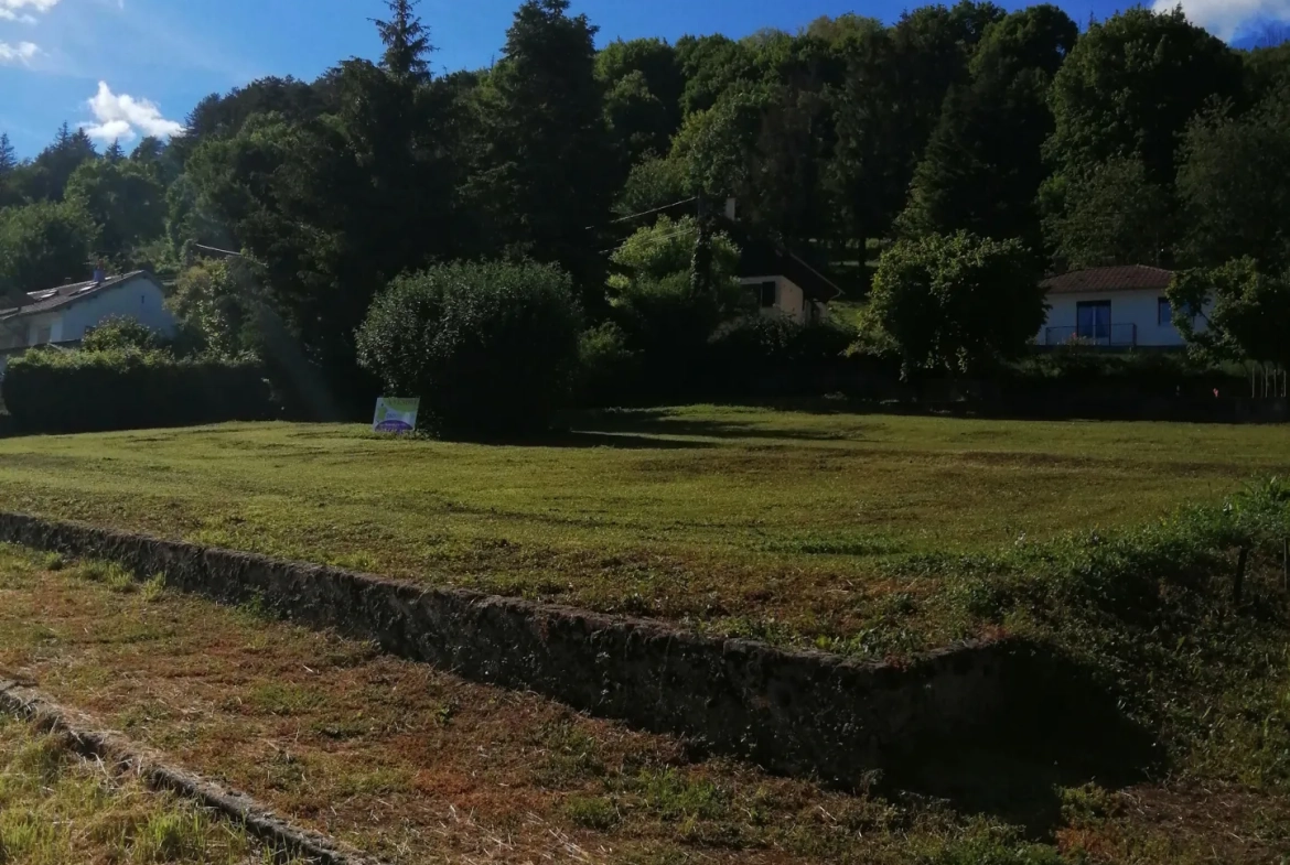 Terrain constructible ensoleillé à Baume-les-Dames de 1855 m² 