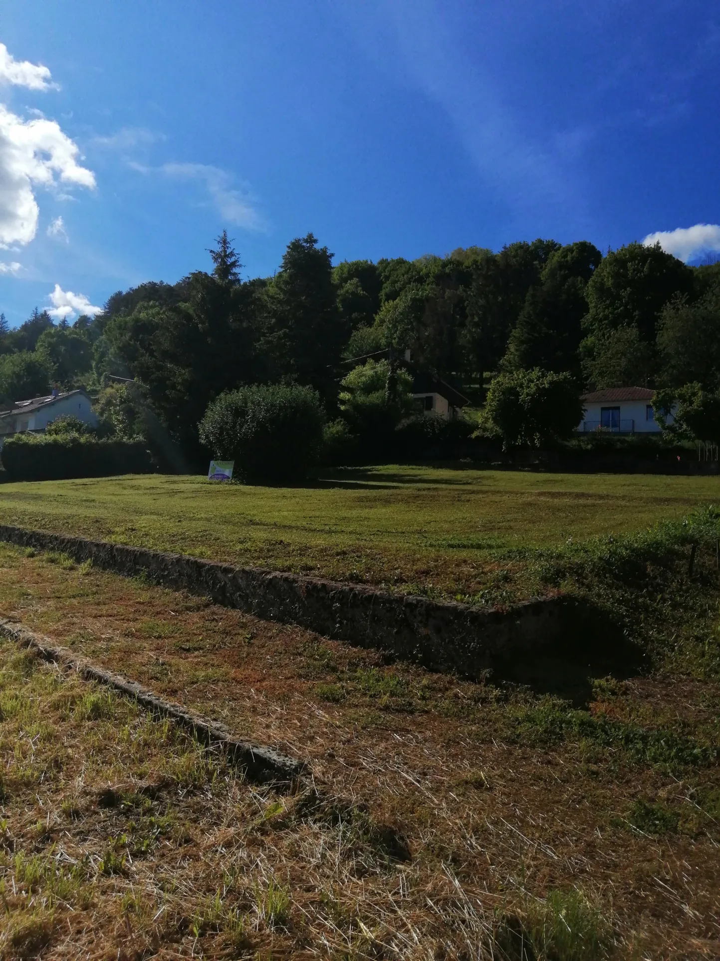 Terrain constructible ensoleillé à Baume-les-Dames de 1855 m² 