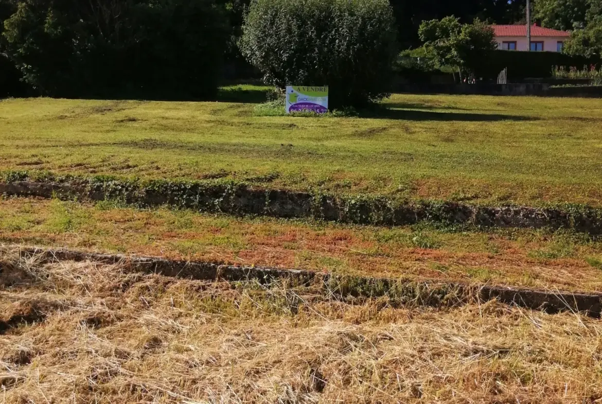 Terrain constructible ensoleillé à Baume-les-Dames de 1855 m² 