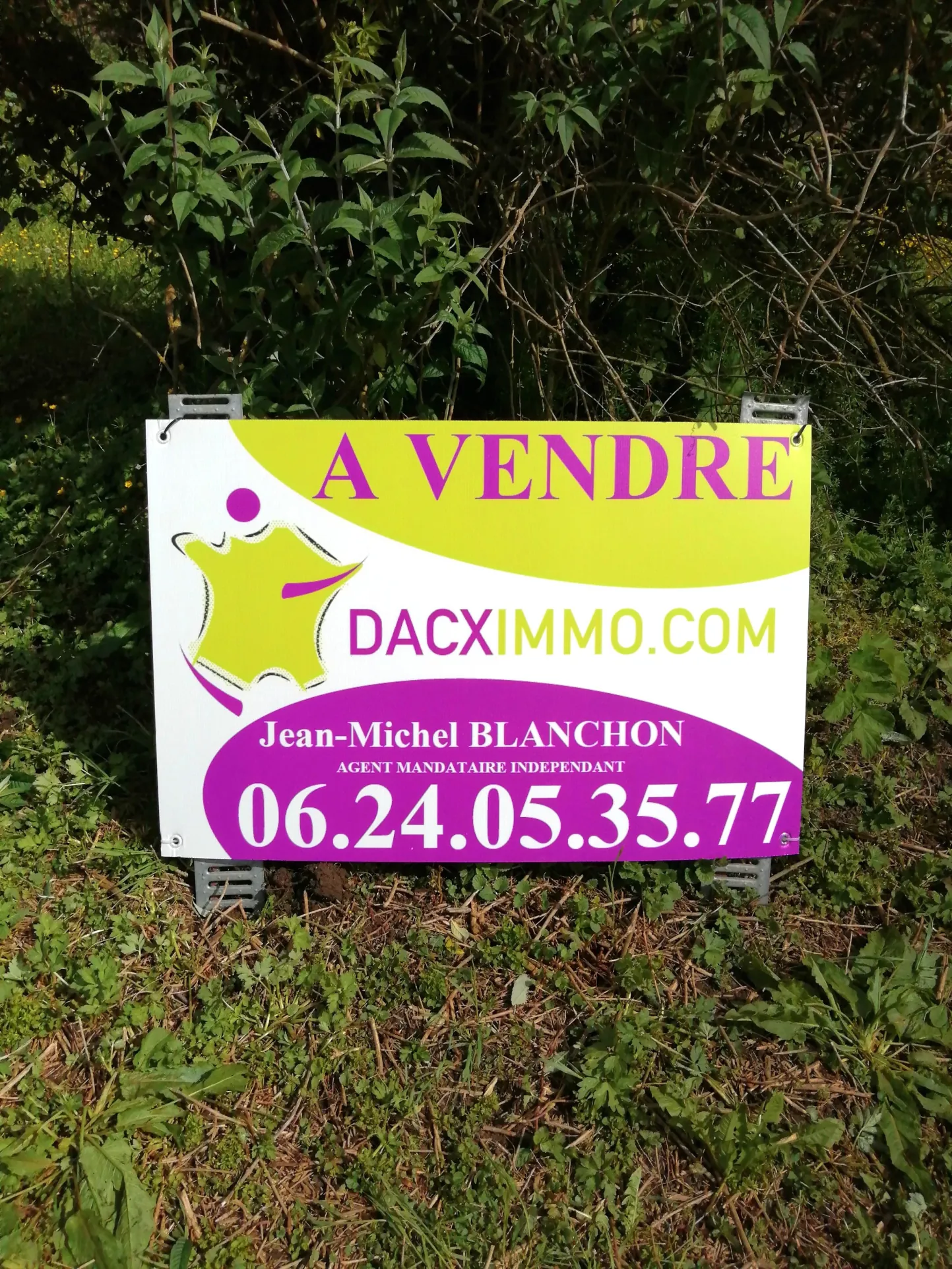 Terrain constructible ensoleillé à Baume-les-Dames de 1855 m² 