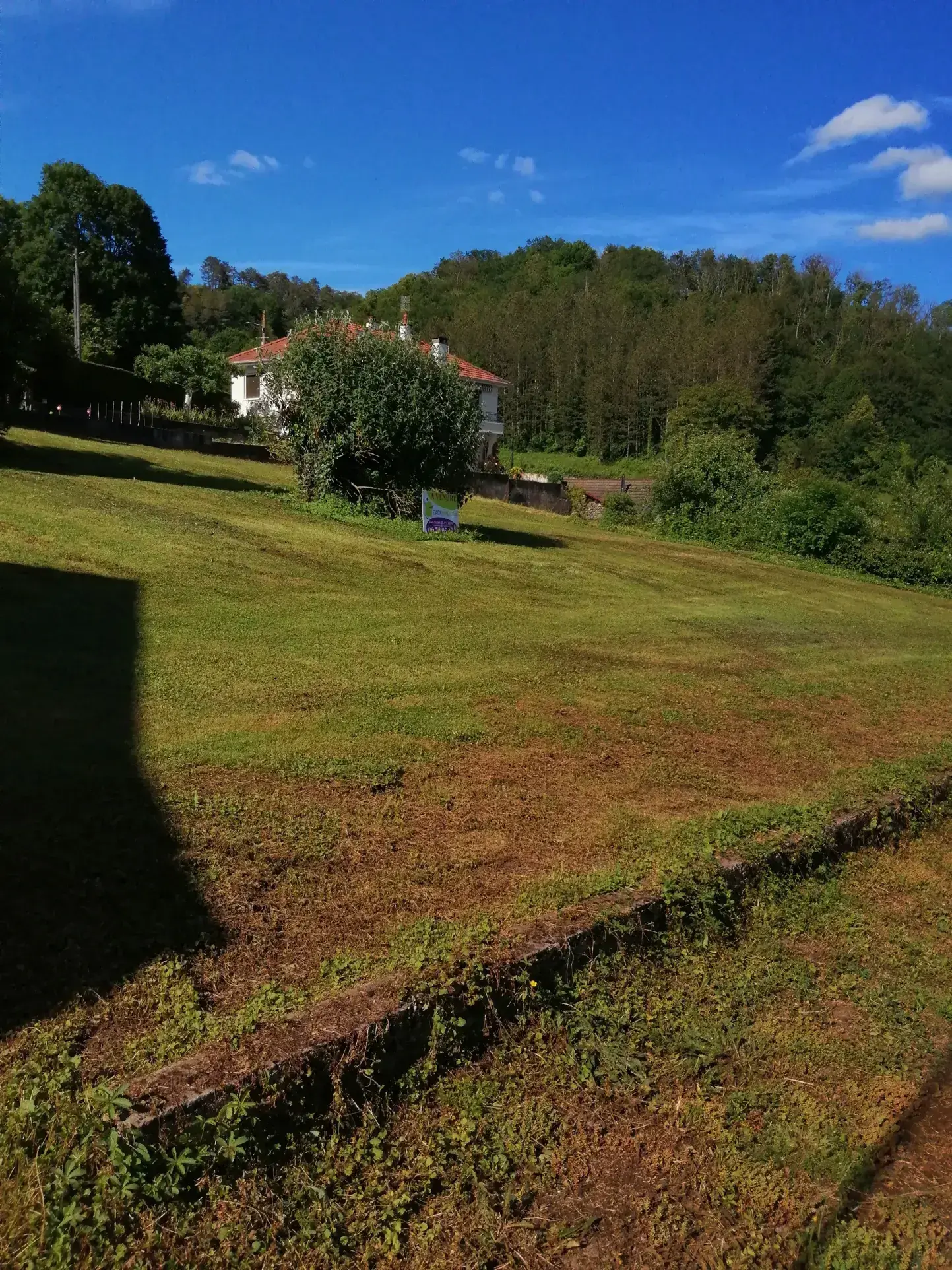 Terrain constructible ensoleillé à Baume-les-Dames de 1855 m² 