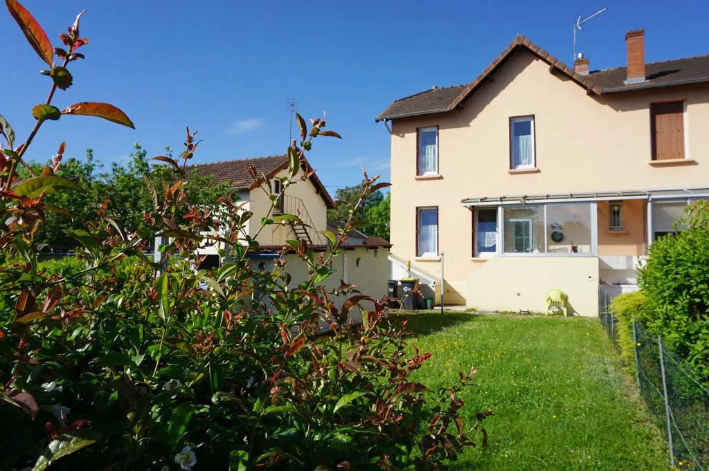 Charmante maison des années 1930 à Paray-le-Monial avec jardin et garages 