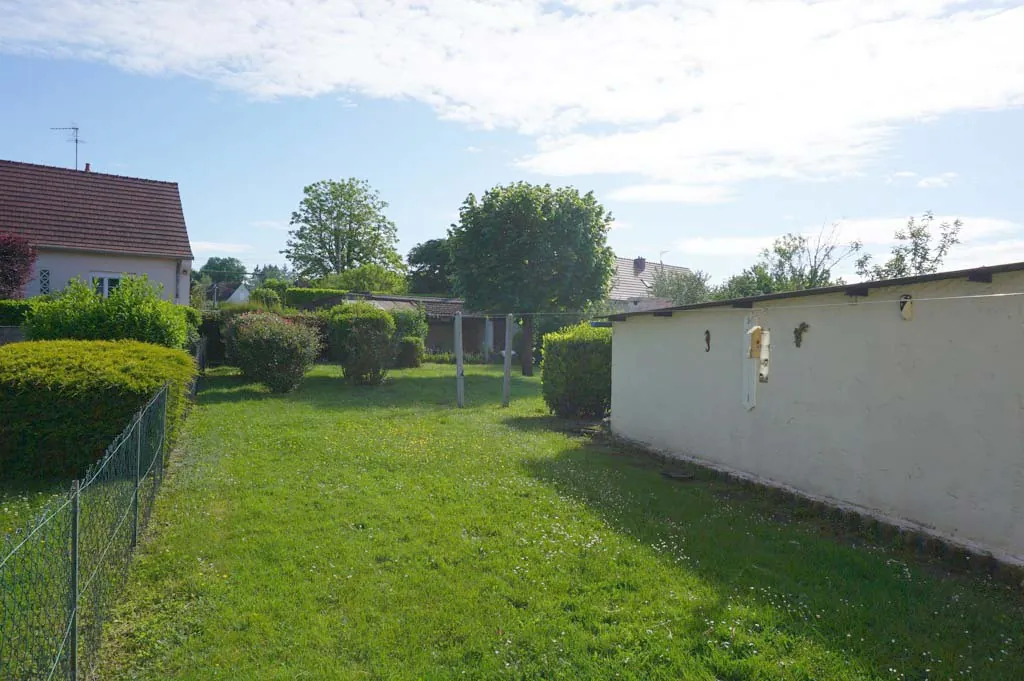 Charmante maison des années 1930 à Paray-le-Monial avec jardin et garages 