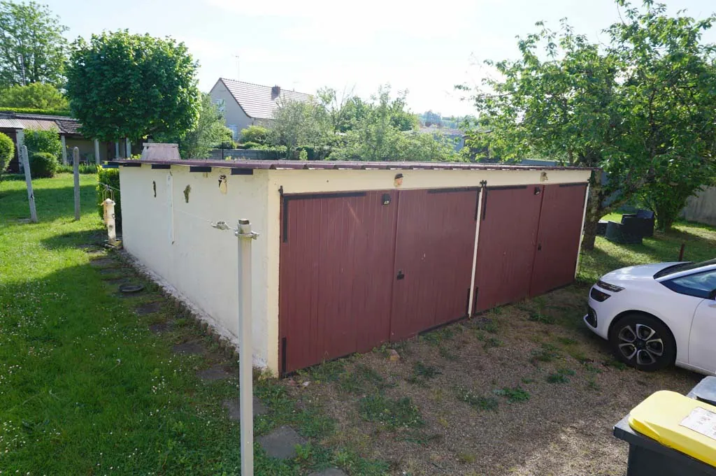 Charmante maison des années 1930 à Paray-le-Monial avec jardin et garages 
