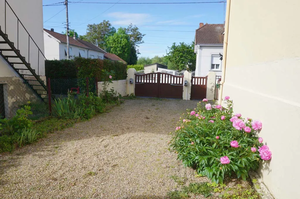 Charmante maison des années 1930 à Paray-le-Monial avec jardin et garages 