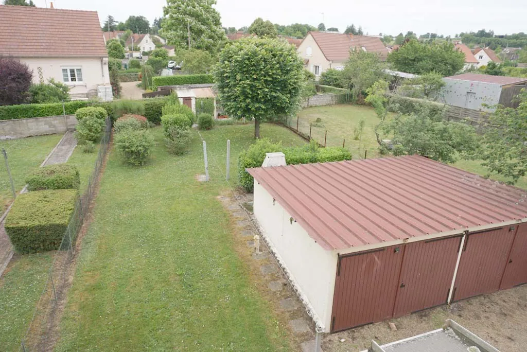 Charmante maison des années 1930 à Paray-le-Monial avec jardin et garages 
