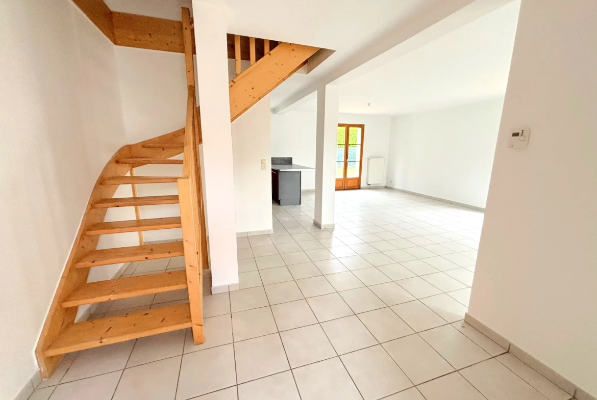 Maison 4 Chambres avec Garage et Jardin à Saint-Marcellin-en-Forez 