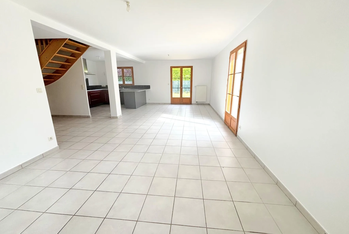 Maison 4 Chambres avec Garage et Jardin à Saint-Marcellin-en-Forez 