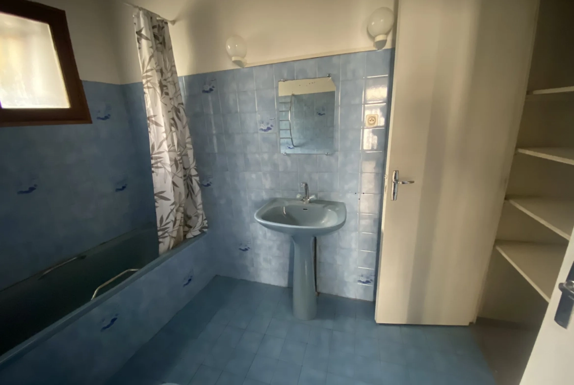 Maison de ville à La Reole de 100 m² avec cour, idéal pour investissement 