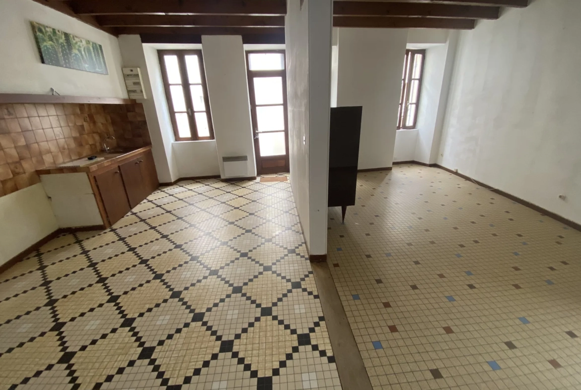 Maison de ville à La Reole de 100 m² avec cour, idéal pour investissement 