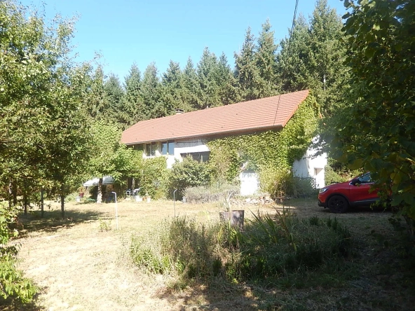 Maison individuelle isolée avec grange et vue sur la vallée à Loddes