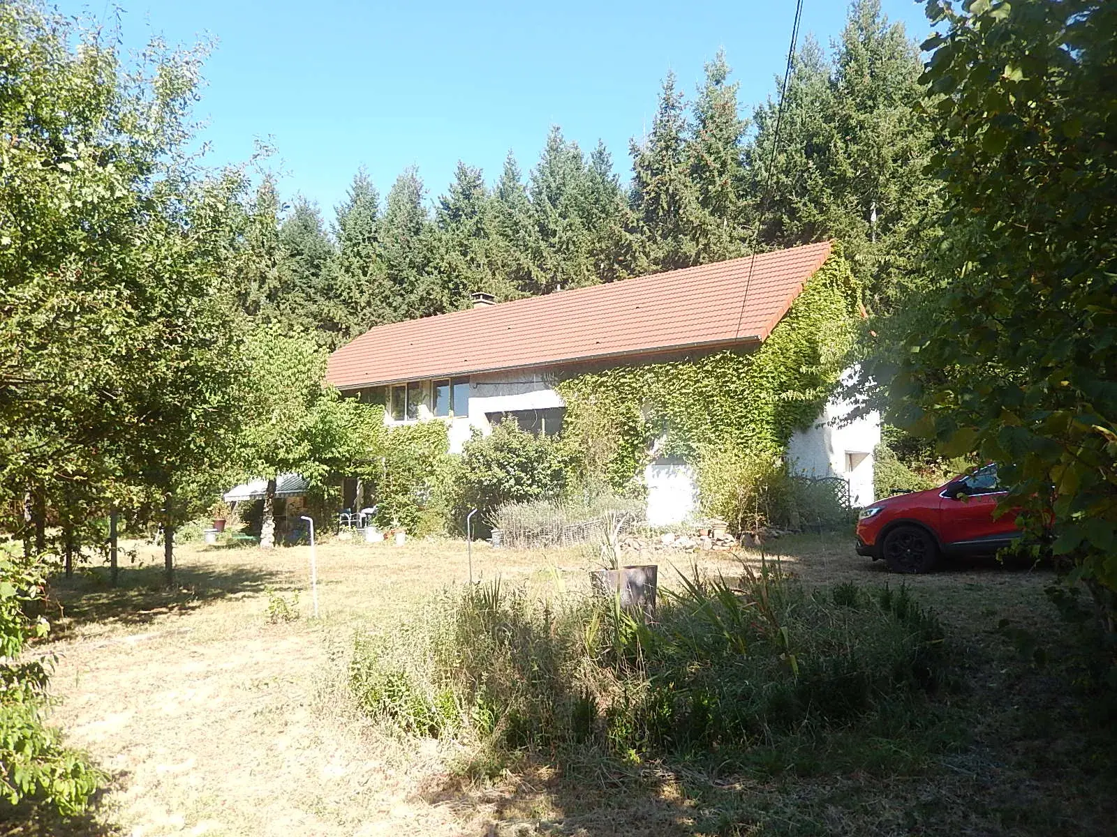 Maison individuelle isolée avec grange et vue sur la vallée à Loddes 