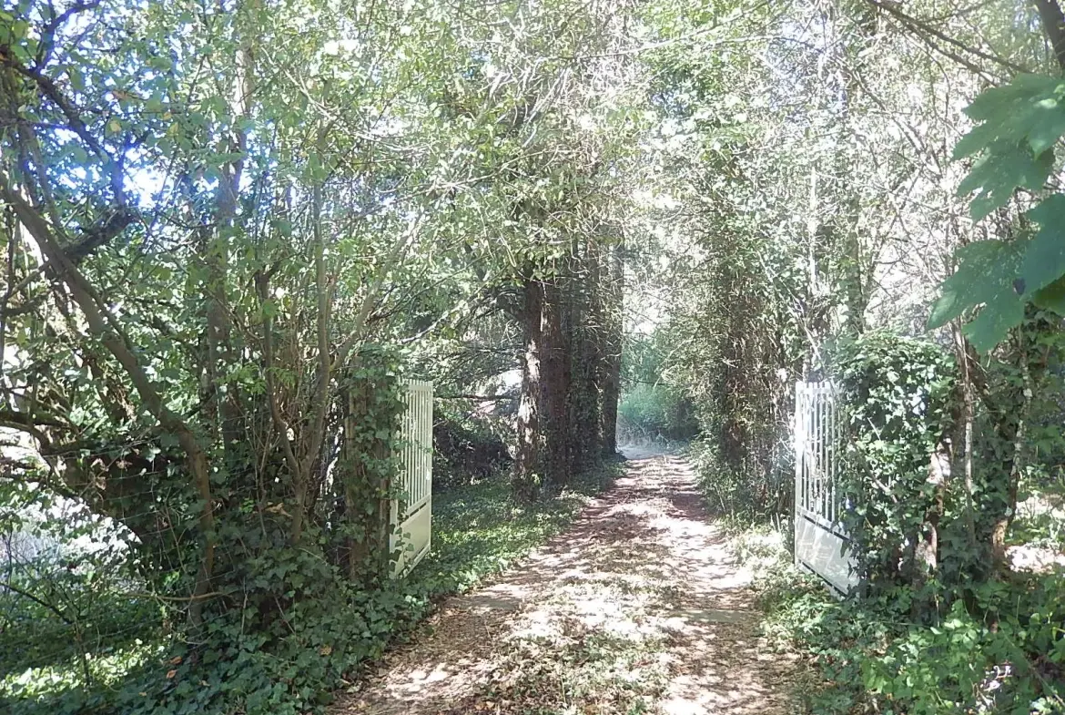Maison individuelle isolée avec grange et vue sur la vallée à Loddes 