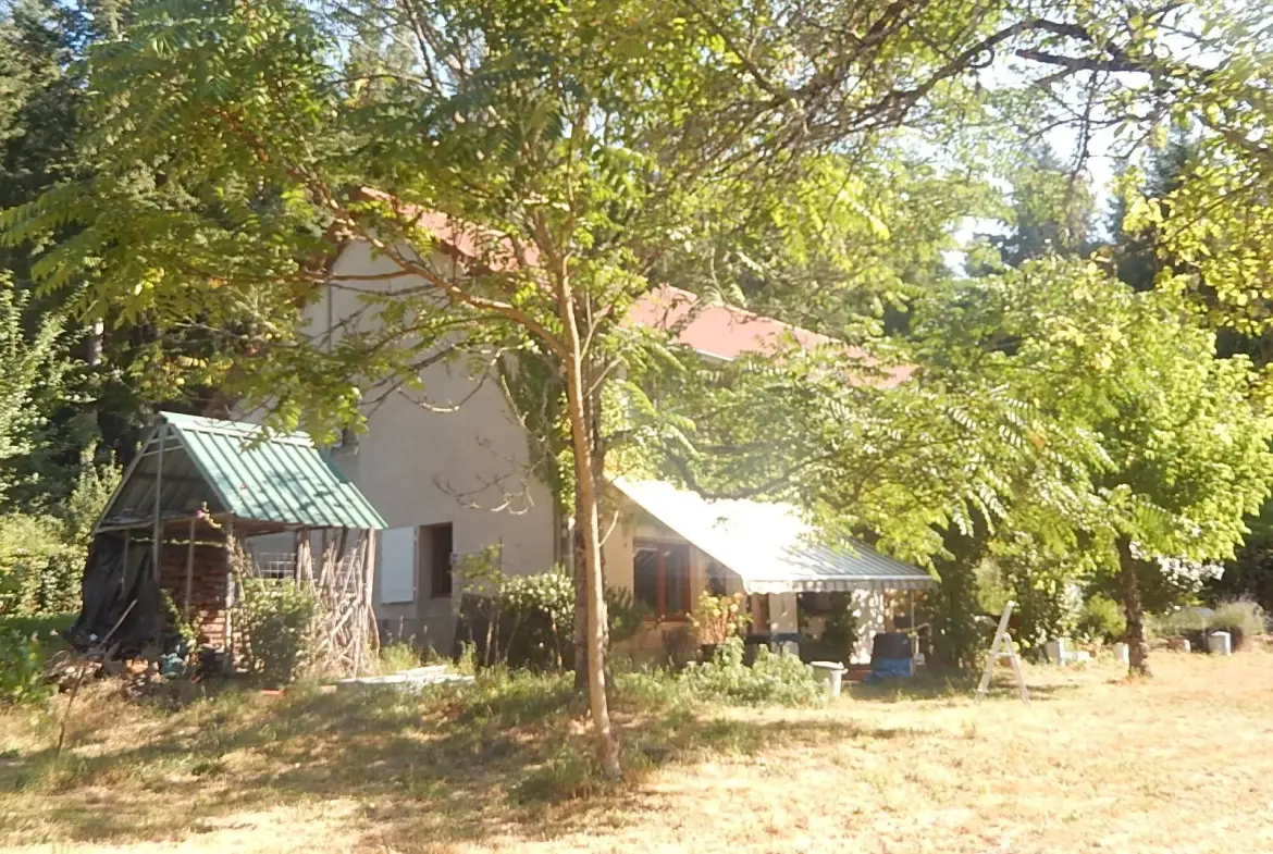 Maison individuelle isolée avec grange et vue sur la vallée à Loddes 