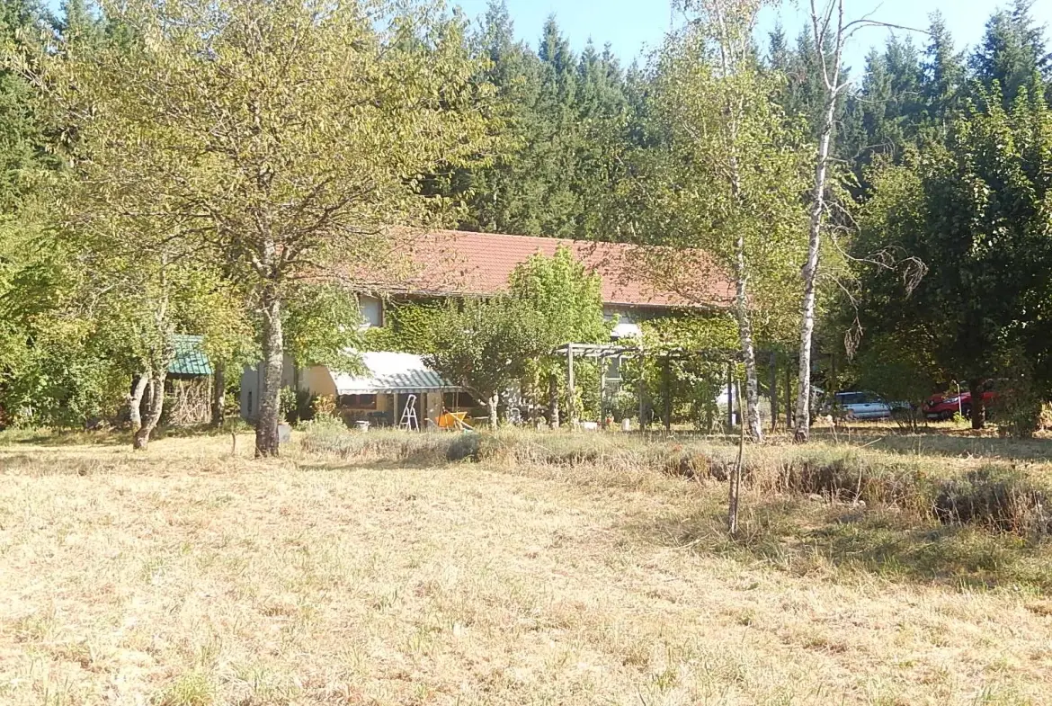 Maison individuelle isolée avec grange et vue sur la vallée à Loddes 