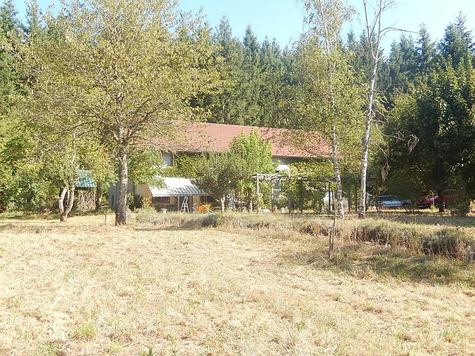 Maison individuelle isolée avec grange et vue sur la vallée à Loddes 