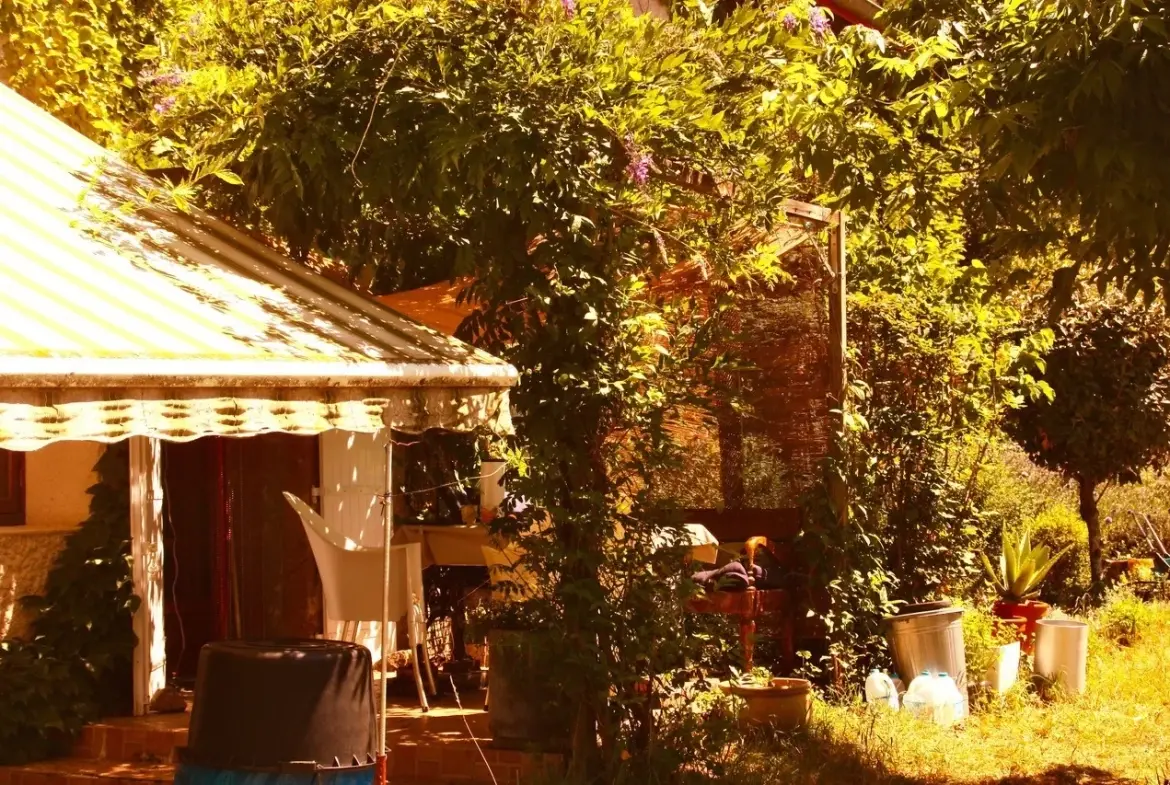 Maison individuelle isolée avec grange et vue sur la vallée à Loddes 