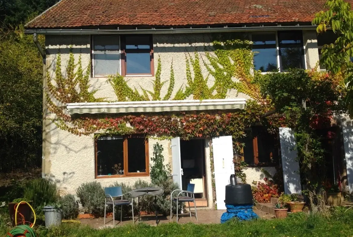Maison individuelle isolée avec grange et vue sur la vallée à Loddes 