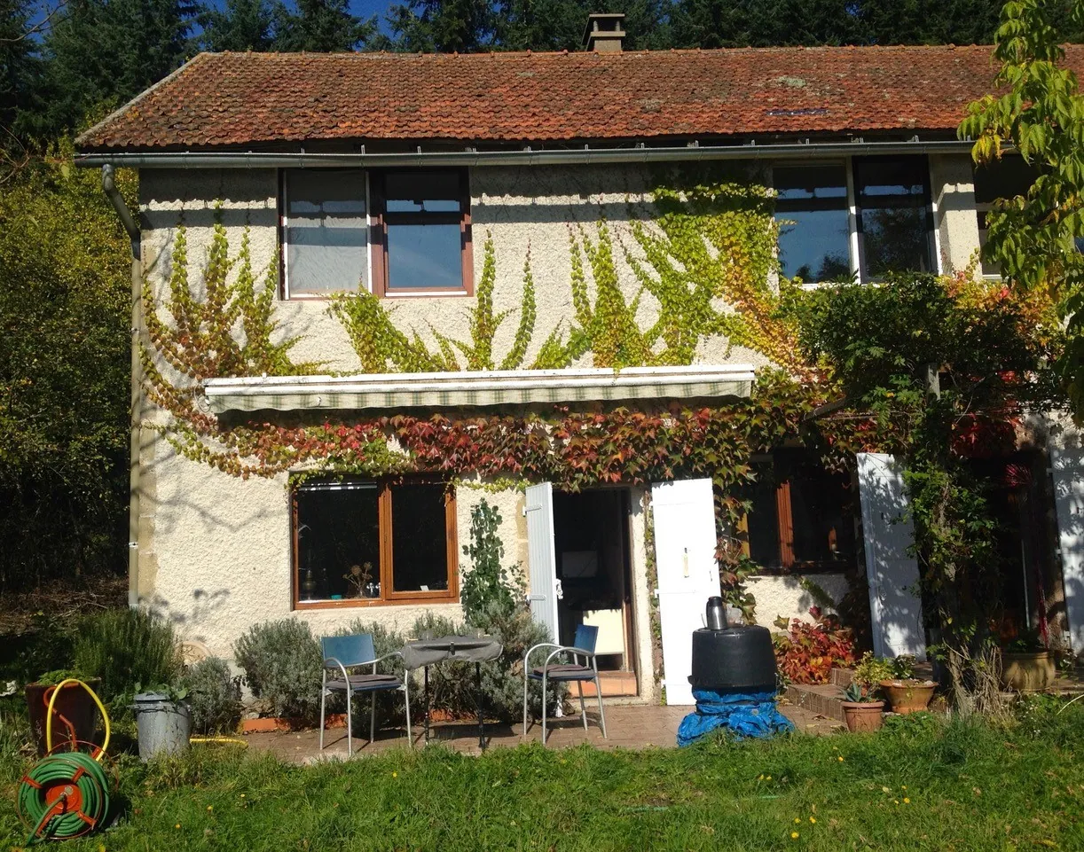 Maison individuelle isolée avec grange et vue sur la vallée à Loddes 