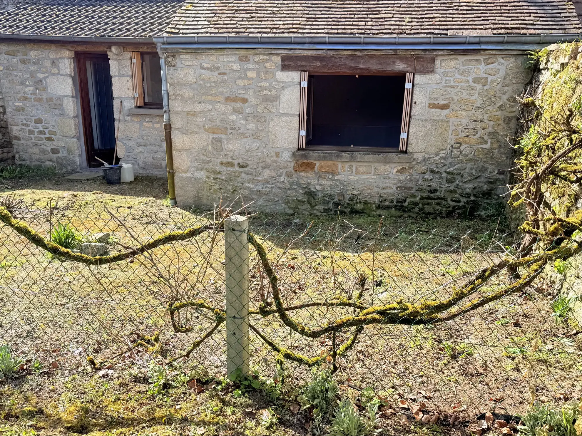 Maison à vendre à Alençon de 24,45 m² avec garage et grand terrain 