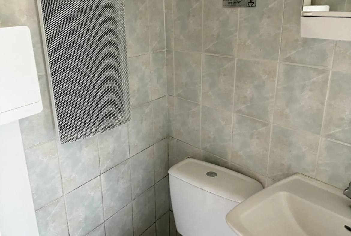 Maison à vendre à Alençon de 24,45 m² avec garage et grand terrain 
