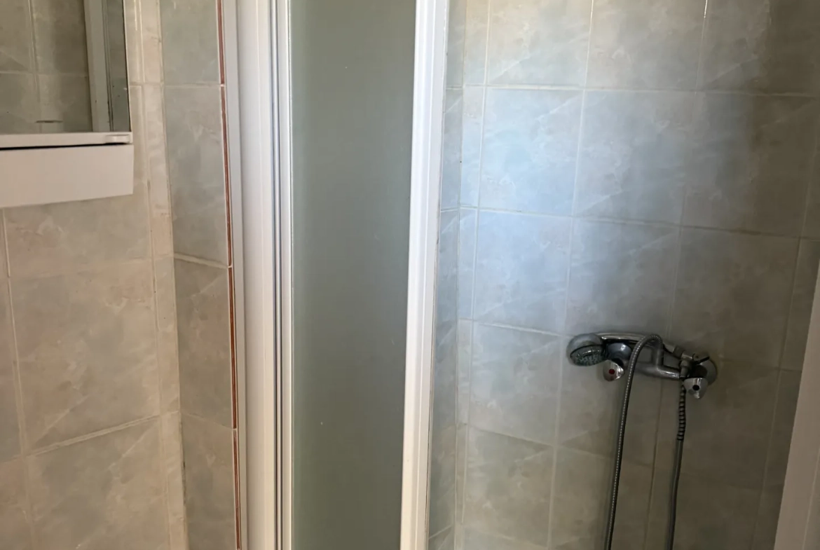 Maison à vendre à Alençon de 24,45 m² avec garage et grand terrain 