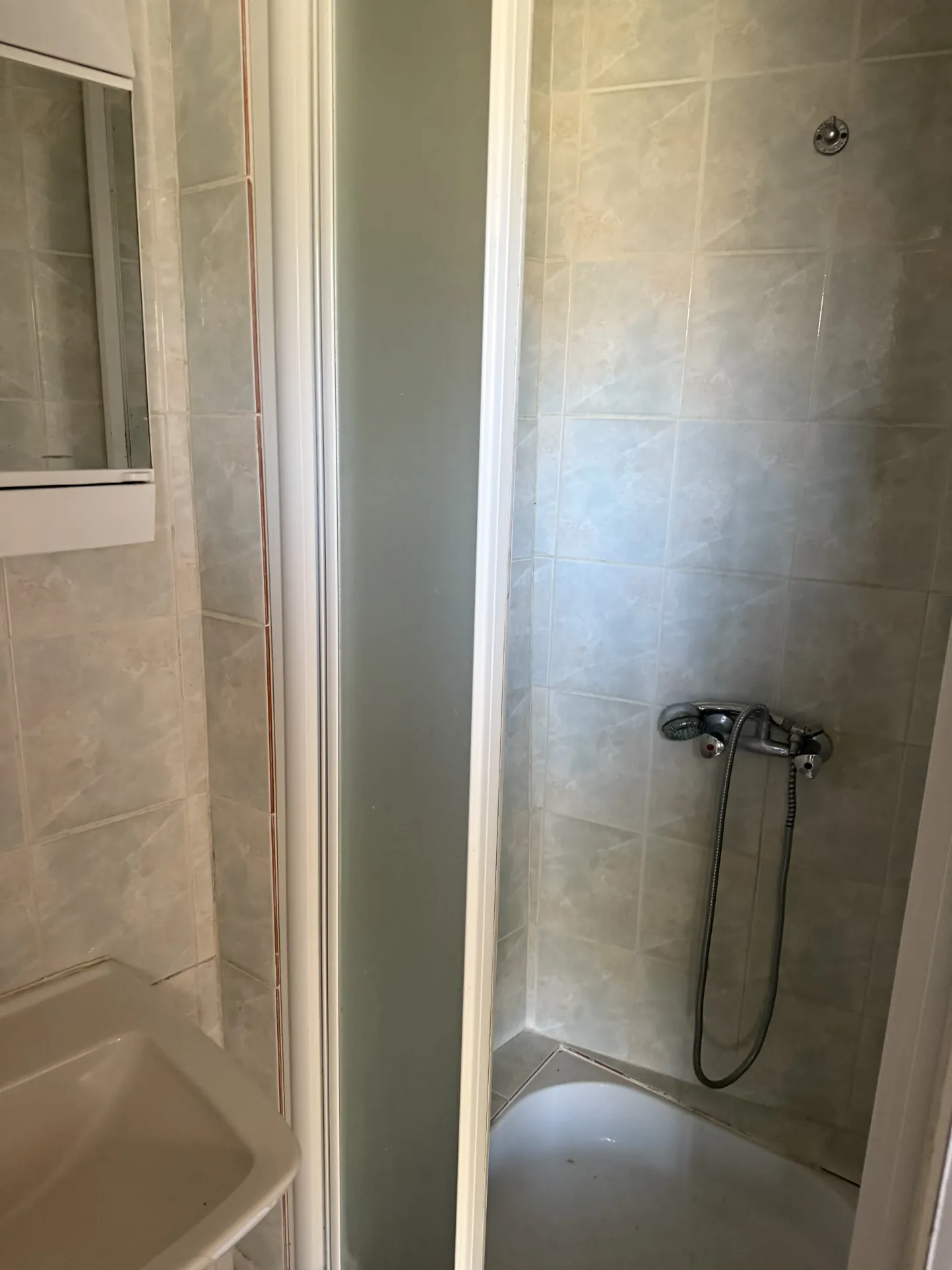 Maison à vendre à Alençon de 24,45 m² avec garage et grand terrain 