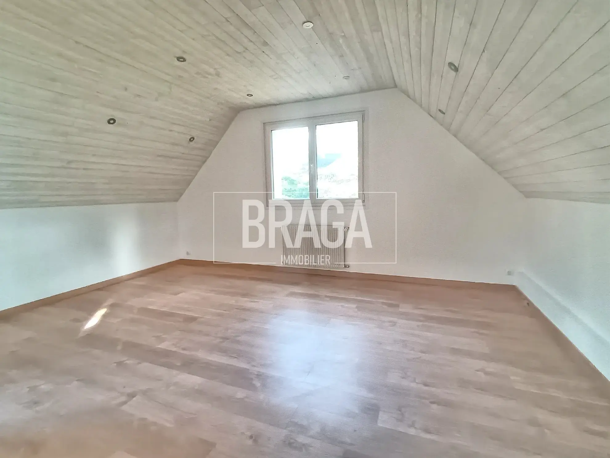 Maison de plain-pied rénovée de 133m² à Longfossé avec 3 chambres 