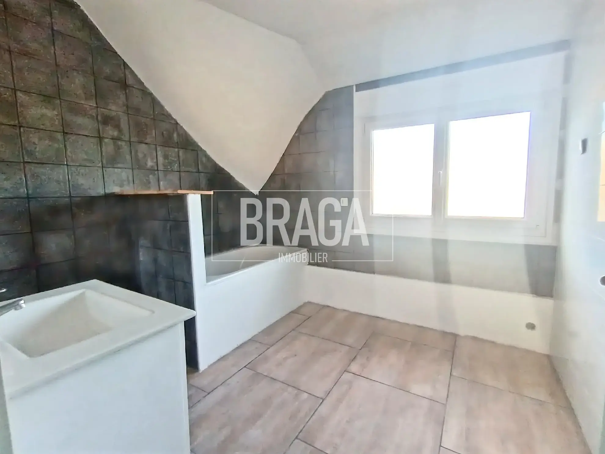 Maison de plain-pied rénovée de 133m² à Longfossé avec 3 chambres 