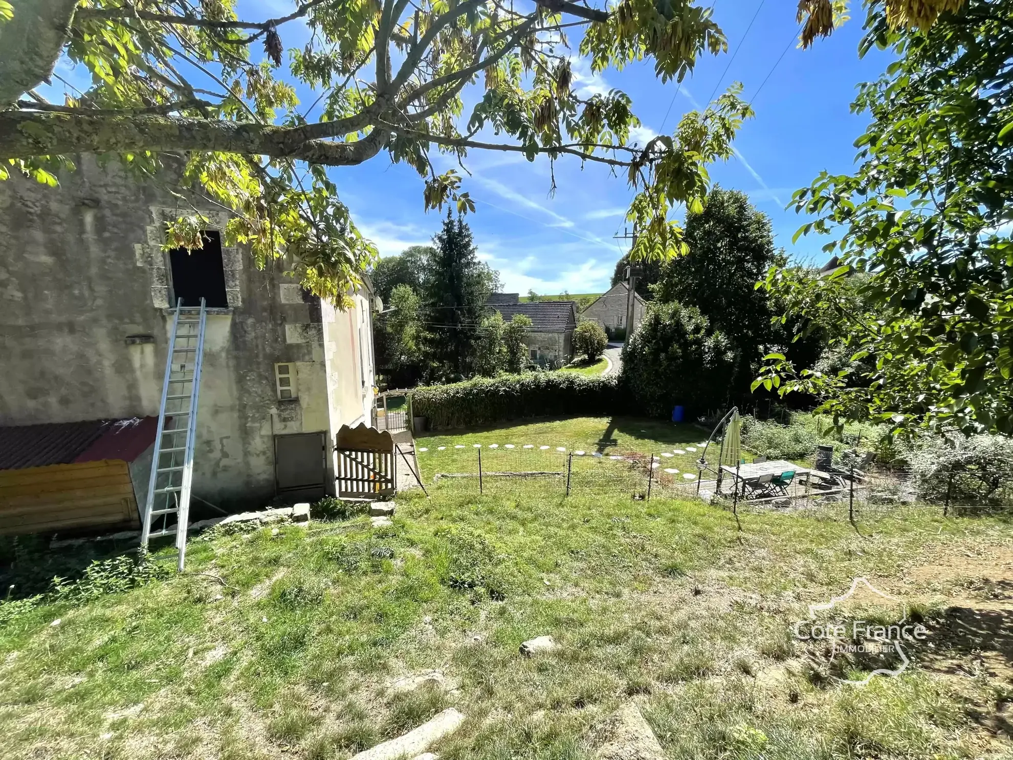 Superbe maison de 2 chambres avec grand jardin à proximité d'Auxerre 