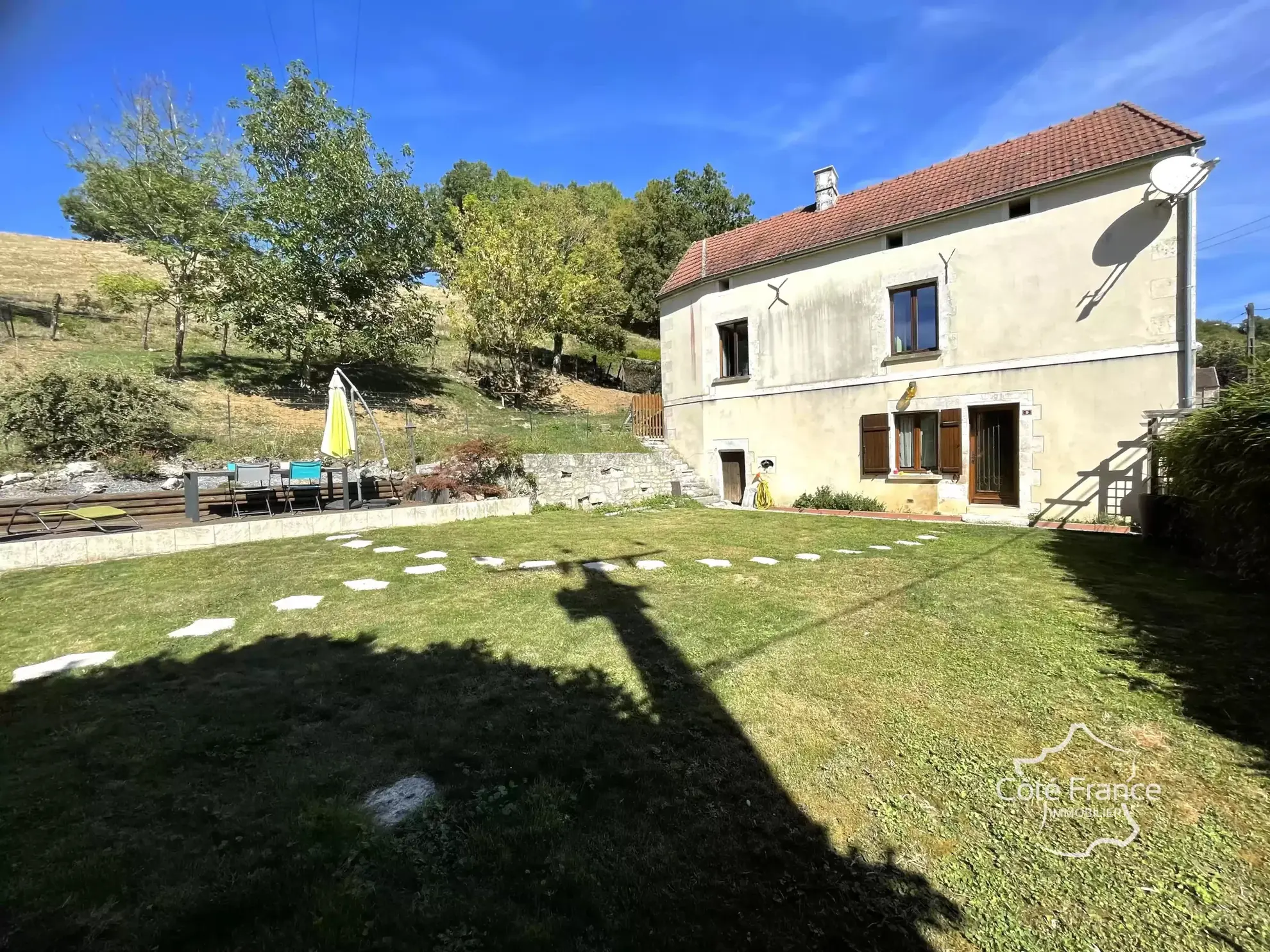 Superbe maison de 2 chambres avec grand jardin à proximité d'Auxerre 