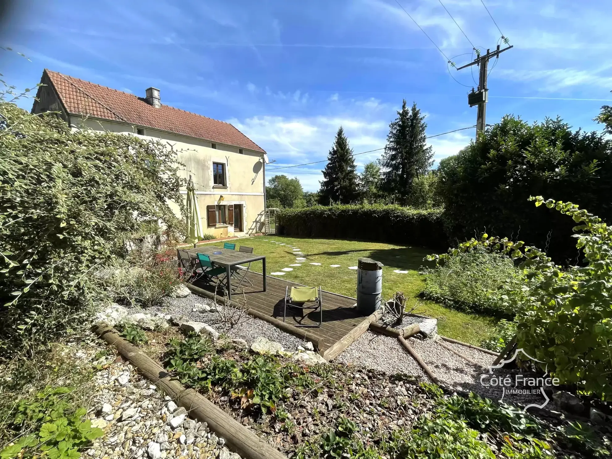 Superbe maison de 2 chambres avec grand jardin à proximité d'Auxerre 