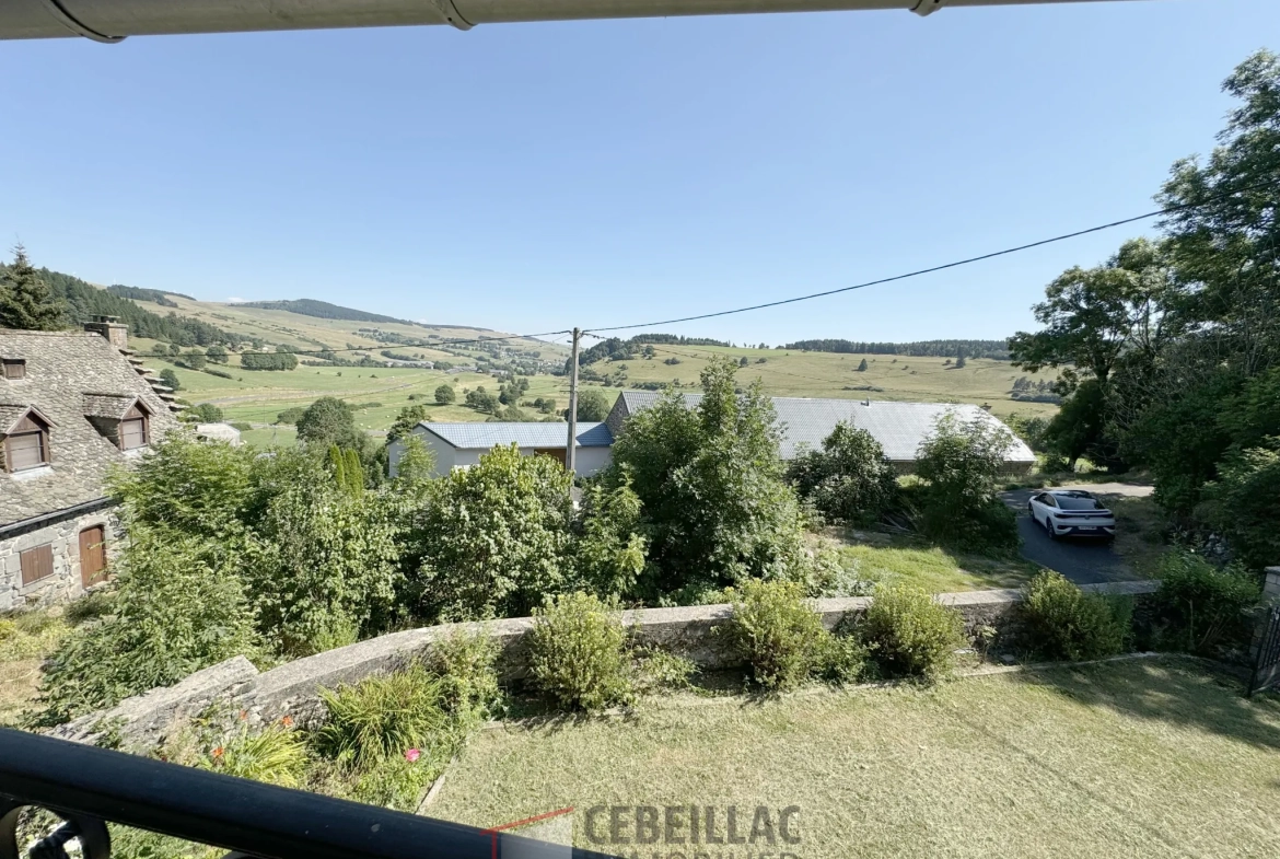 Maison authentique à vendre proche d'Allanche avec grand extérieur et potentiel 