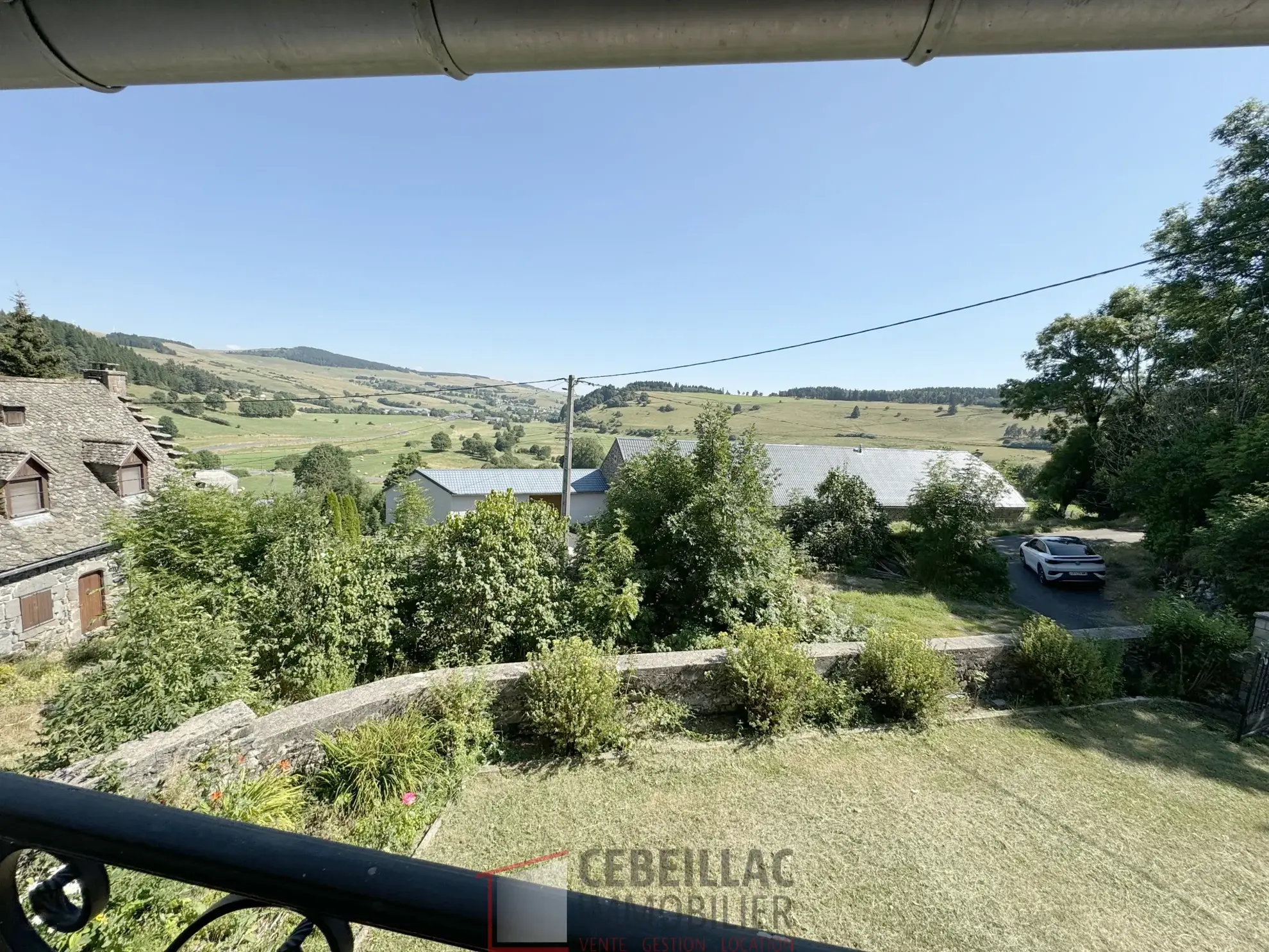Maison authentique à vendre proche d'Allanche avec grand extérieur et potentiel 