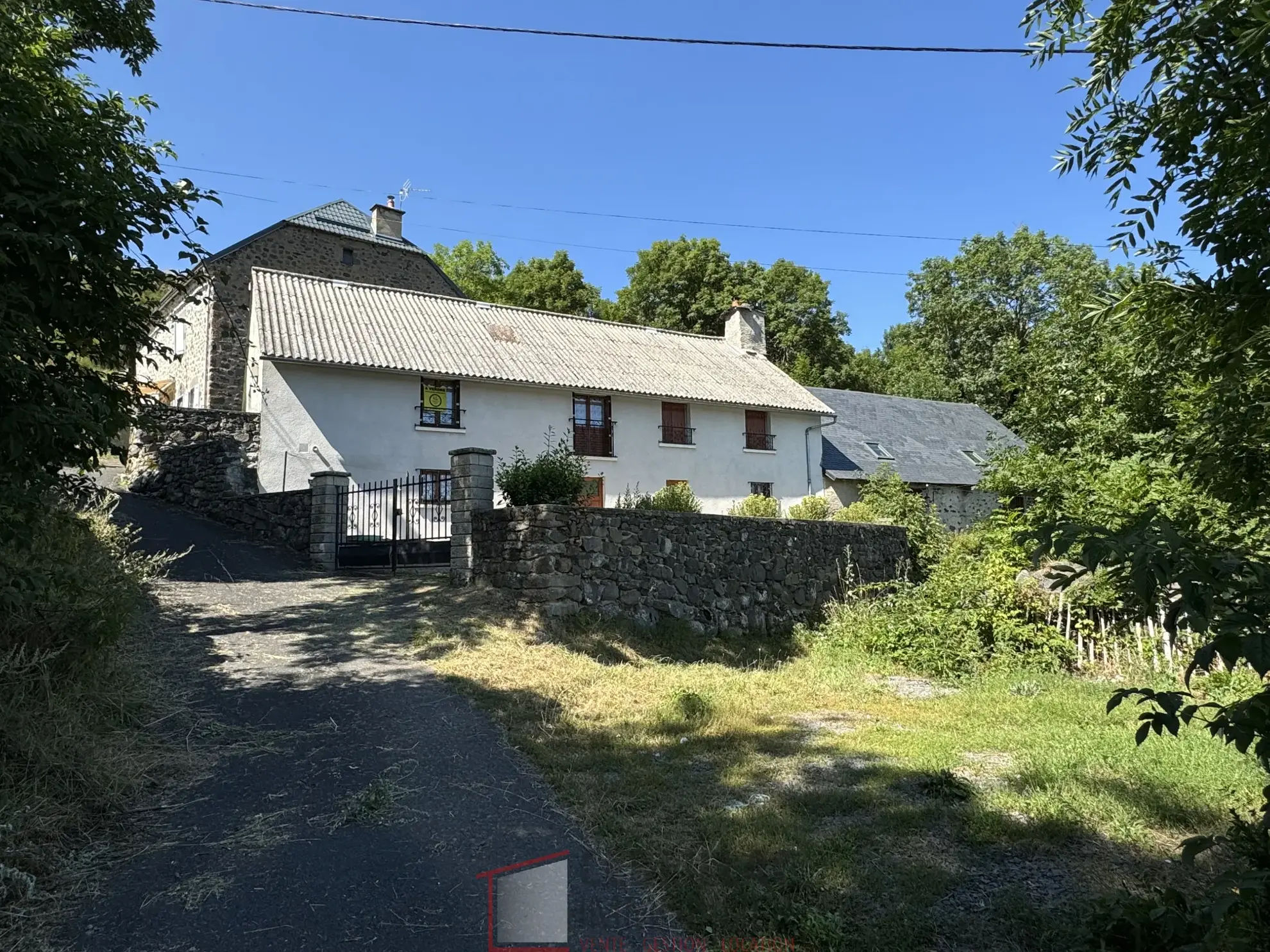 Maison authentique à vendre proche d'Allanche avec grand extérieur et potentiel 
