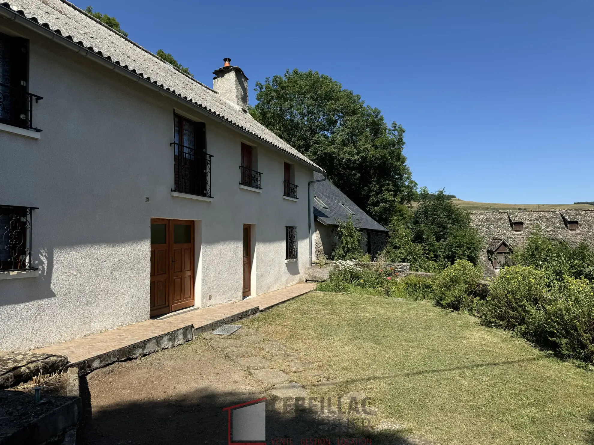 Maison authentique à vendre proche d'Allanche avec grand extérieur et potentiel 