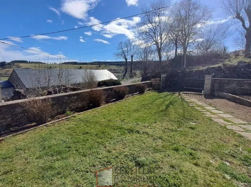 Maison authentique à vendre proche d'Allanche avec grand extérieur et potentiel 
