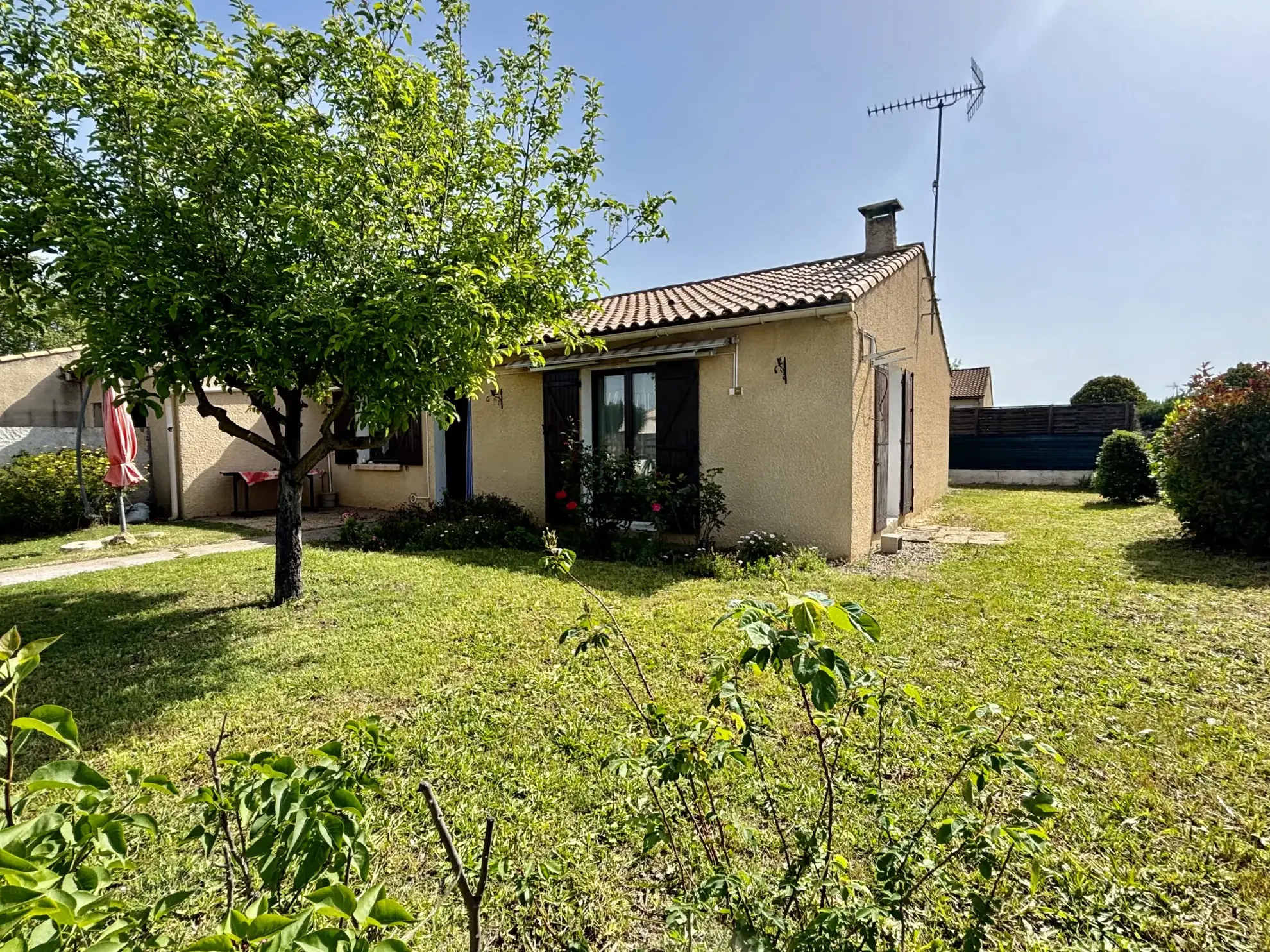 Maison de plain-pied à Pomérols avec garage, atelier et terrain clos de 404 m² 